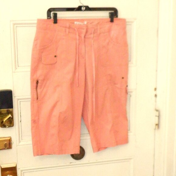 ~~~ CLEO/ Capris ~~~ 12 Has Many Pockets.....Front, Back, Side, Zippered - Picture 1 of 1